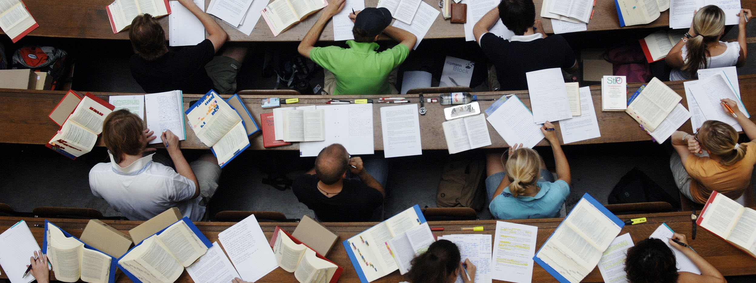 GvW Probeexamen Studierende mit Buechern im Hoersaal von oben DSC6758
